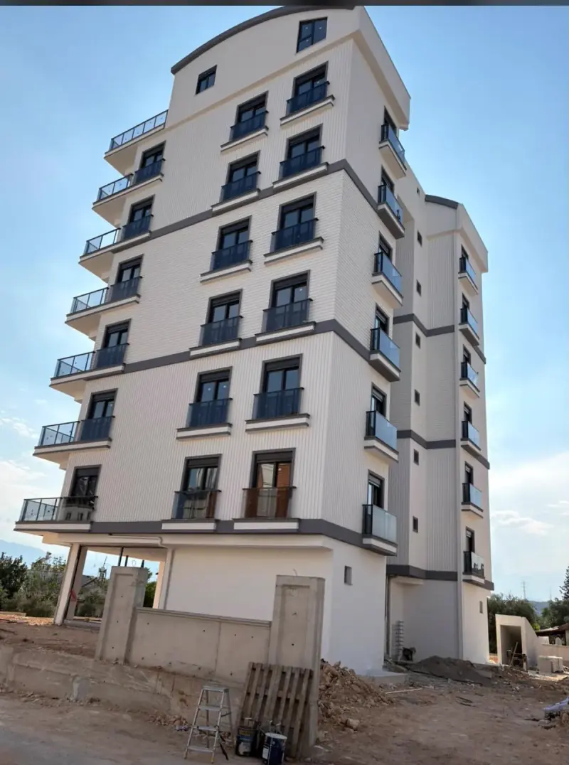 Açık renk cepheli yeni yapı konut pencere uygulaması